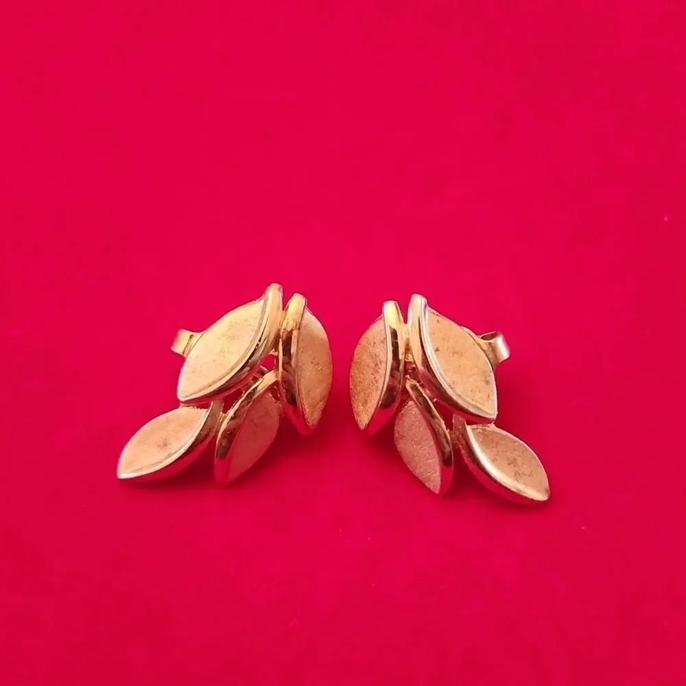 Vintage Trifari Yellow Gold Plated Leaf Clip-on Earrings